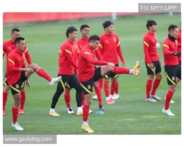 足球明星与国足亲密互动瞬间展现团结与梦想的力量